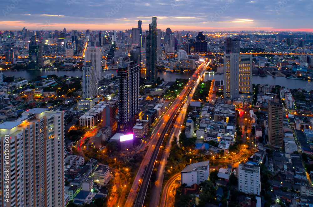 Obraz premium Bangkok Expressway and Highway top view during twilight time ,expressway is an important infrastructure for rush hour in Bangkok,Thailand