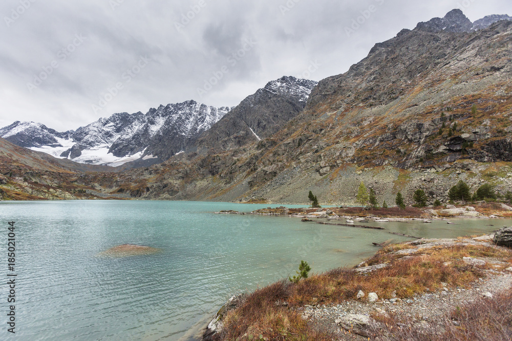 Obraz premium Lake Kuiguk. Altai Mountains autumn landscape