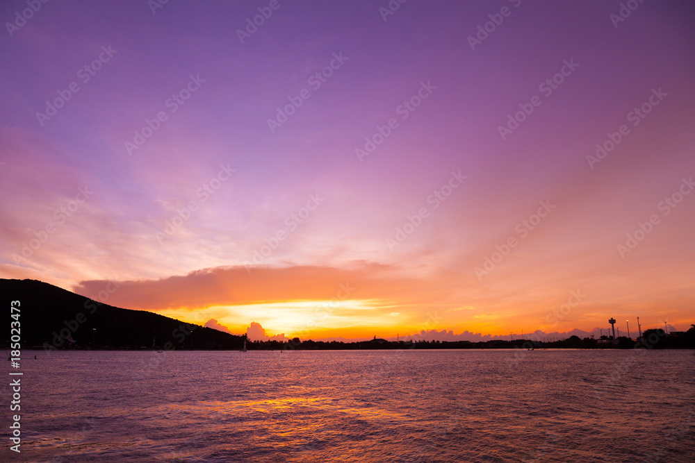 Fototapeta premium Beautiful Orange Sky Sunset in the sea