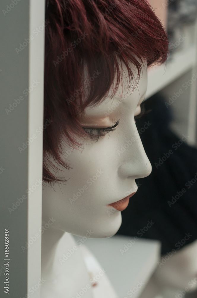 détail mannequin avec perruque en vitrine Stock Photo | Adobe Stock