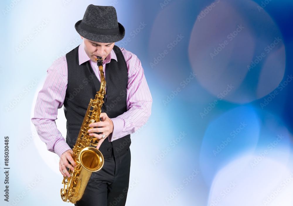 Naklejka premium professional saxophonist close up