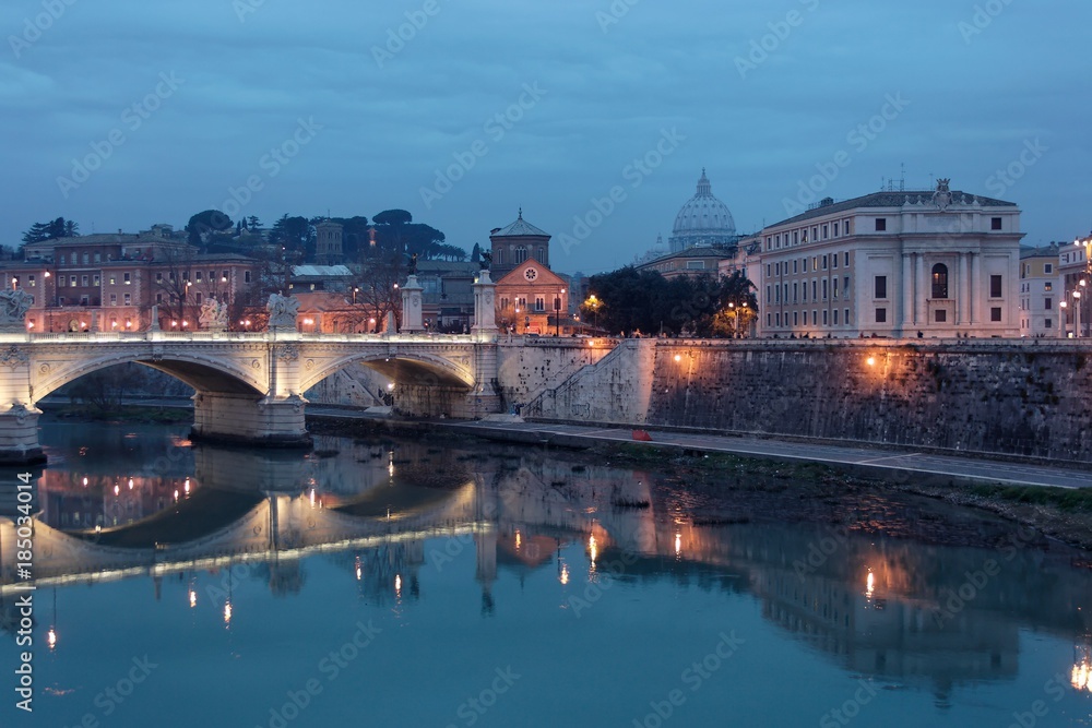 Roma, Italia. Tevere. Ponte Vittorio Emanuele II con Santo Spirito e Cupola di San Pietro sullo sfondo.