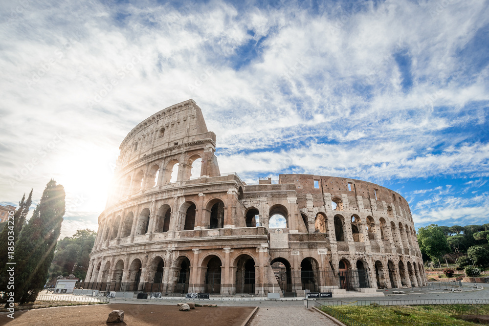 Fototapeta premium Koloseum o wschodzie słońca, Rzym, Włochy, Europa. Rzym starożytna arena walk gladiatorów. Koloseum w Rzymie to najbardziej znany zabytek Rzymu i Włoch