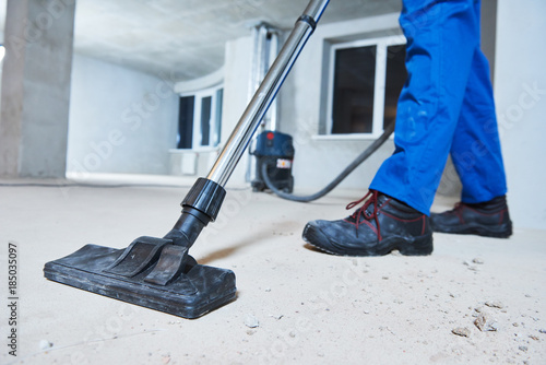 Fotografie cleaning service. dust removal with vacuum cleaner