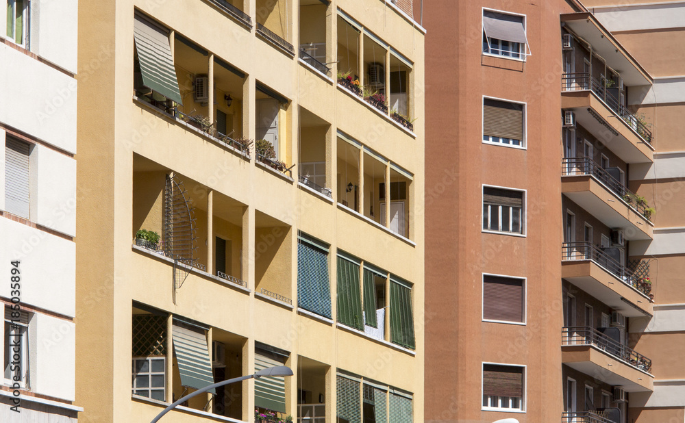 Roma, Italia. Palazzi della periferia della città in sezione aurea. Geometrie Roma, Italia. Palazzi della periferia della città in sezione aurea. Geometrie