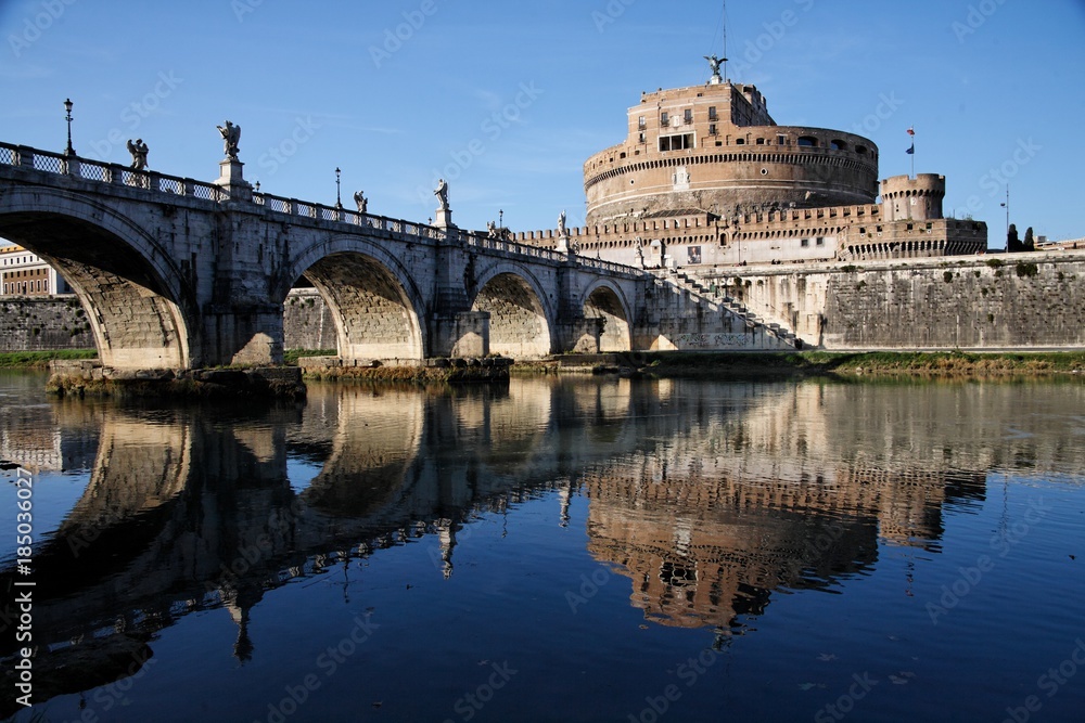 Roma, Italia. Castel Sant'Angelo con riflesso sul Tevere.