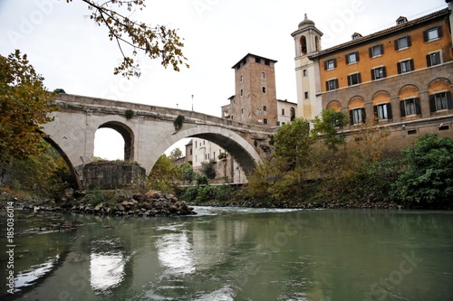 Φωτογραφία Roma, Italia. Fiume Tevere. Ponte Fabricio e Isola Tiberina.