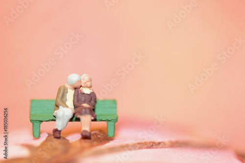 coppia di anziani innamorati su una panchina in miniatura photo