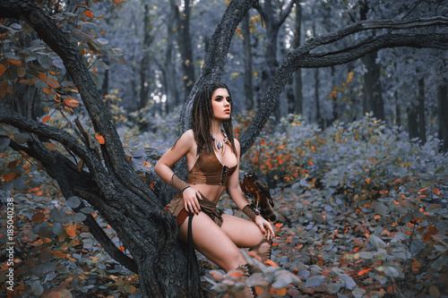 Fotografie Aggressive-sexual wild girl, wanders in the jungle with a tamed bird