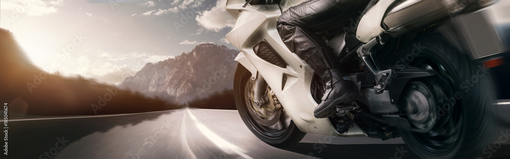 Fototapeta premium Wycieczka motocyklowa w górski krajobraz