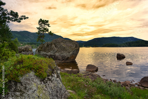 Sonnenuntergang an einem See in Skandinavien