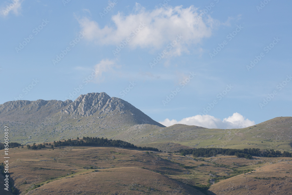 Monte Camicia, vista da sud, Parco nazionale Gran Sasso e Monti della Laga Monte Camicia, vista da sud, Parco nazionale Gran Sasso e Monti della Laga