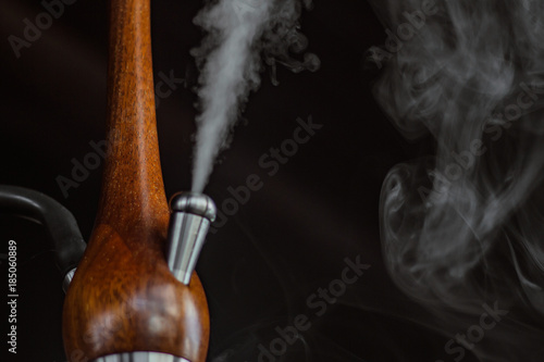 Obraz na płótnie Stylish hookah made of glass and wood w salonie