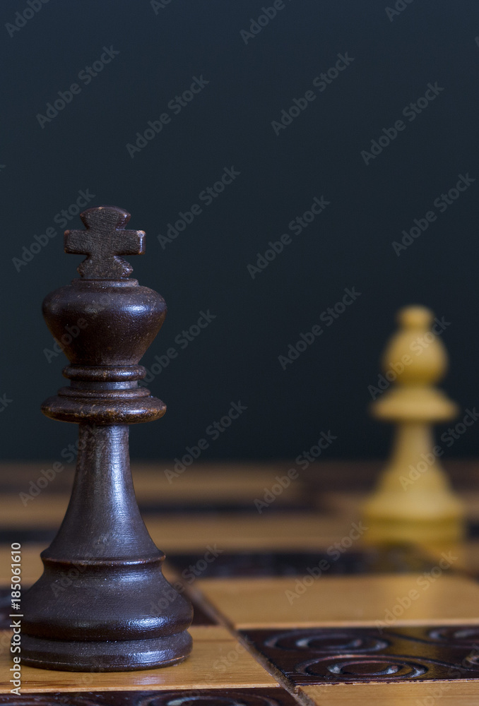 Scacchi fotografati su una scacchiera Scacchi fotografati su una scacchiera