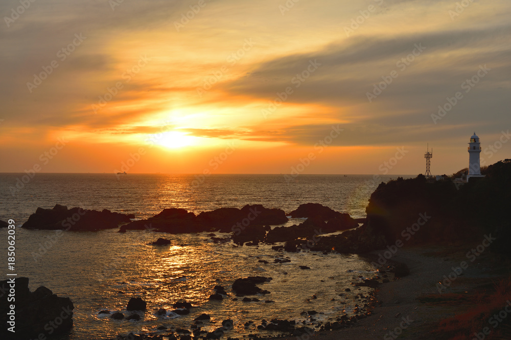 太平洋に沈む夕日と潮岬灯台のコラボ情景