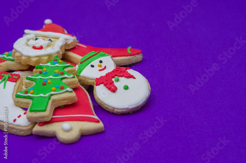 Ótimo fundo com tema de natal, biscoitos natalinos em fundo roxo com copy space