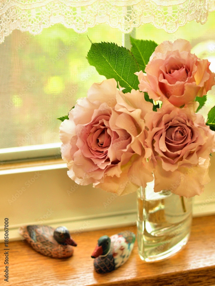 花瓶に飾った薔薇の花、インテリア Stock Photo | Adobe Stock
