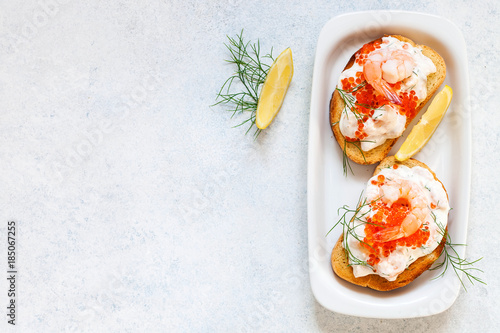 Cuadro en lienzo Toast skagen - shrimp and caviar on toast