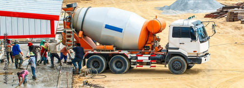 Foto foundation from cement to a new building ground truck mixer hard working