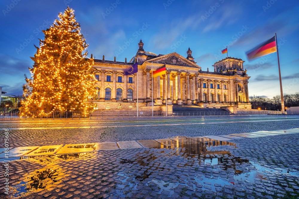 Obraz premium Reichstag choinka w nocy, Berlin, Niemcy