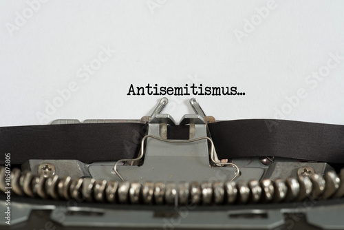 Eine Schreibmaschine und das Wort Antisemitismus photo