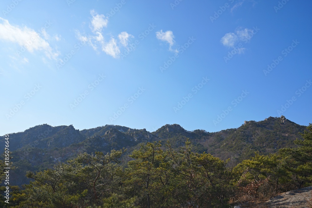 푸른 하늘과 산