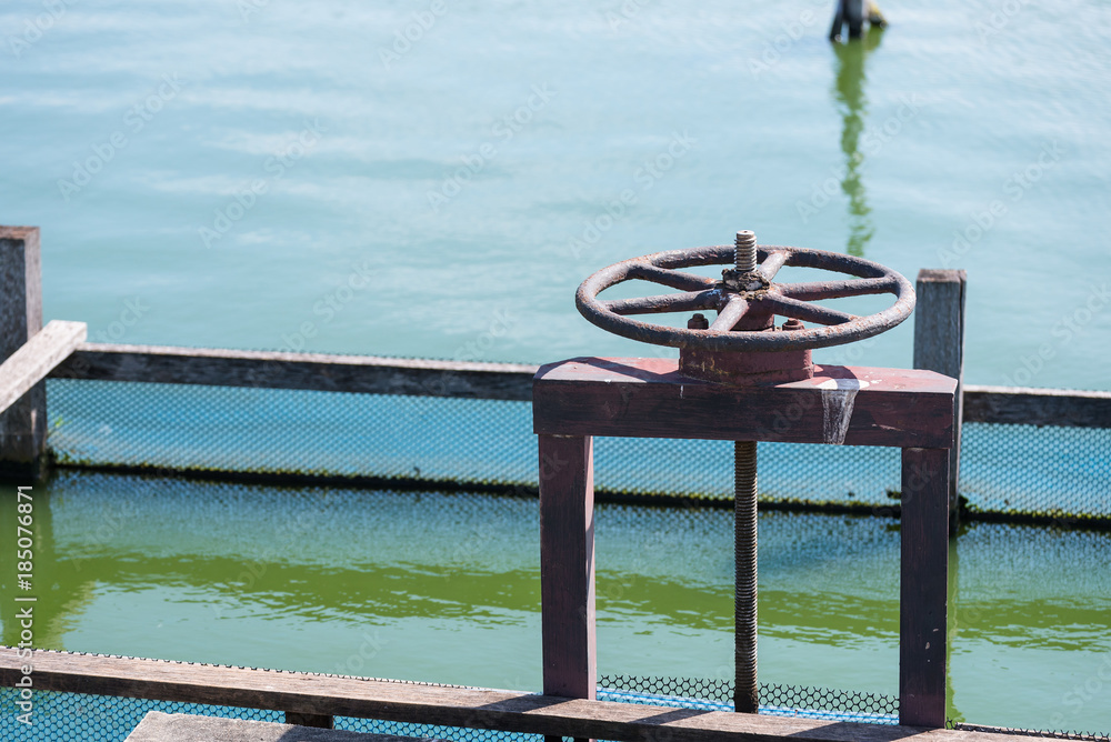 Big valve for shutting off the pipe with swivel maneuver to a circular shape for the plant management.