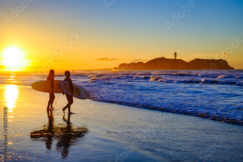 サンライズ　江の島のサーファー