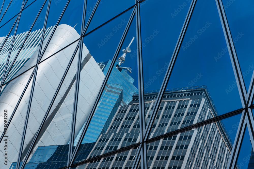 Obraz premium Mirrored office buildings