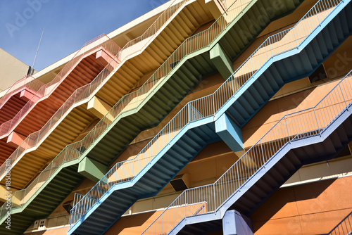 カラフルな非常階段