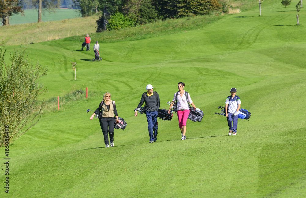 Fototapeta premium entspannter Flight auf dem Golfplatz
