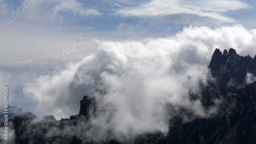 Scenario di nuvole in Dolomiti al passo Giau