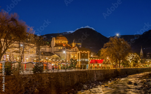 Fototapeta Naklejka Na Ścianę i Meble -  Meran Merano in South Tyrol, Italy, during the Christmas with christmans market by night . Beautiful light and great atmosphere