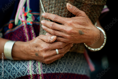 Fotografia Hands of a Po Karen Woman