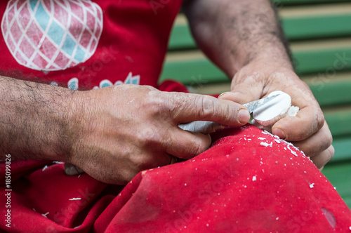 Valokuva Close up of craftsman hand carving meerschaum pipe