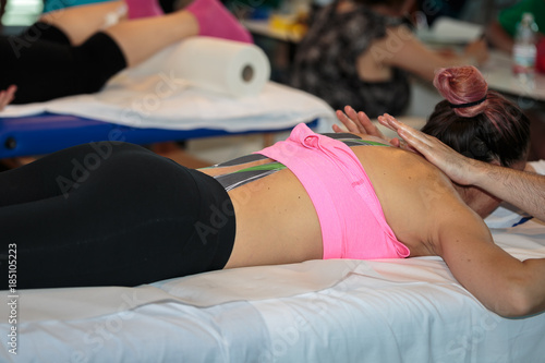 Foto Athlete's Back Massage after Fitness Activity: Wellness and Sport