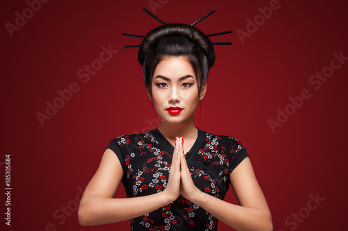 Fotografie Studio fashion shot of Asian woman in black kimono