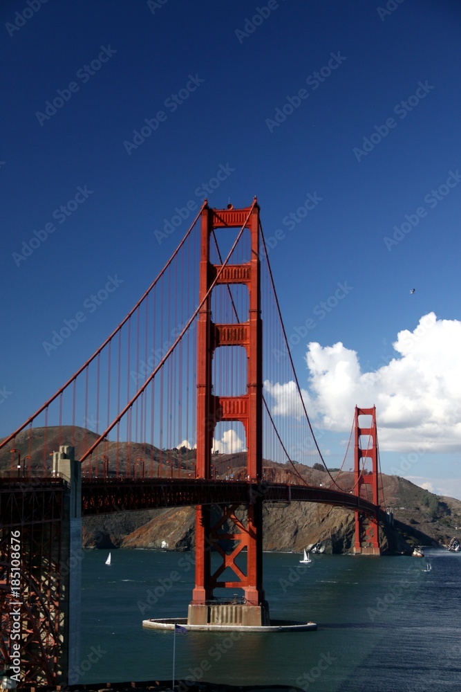 Fototapeta premium Beautiful Golden Gate Bridge in San Francisco -- USA 