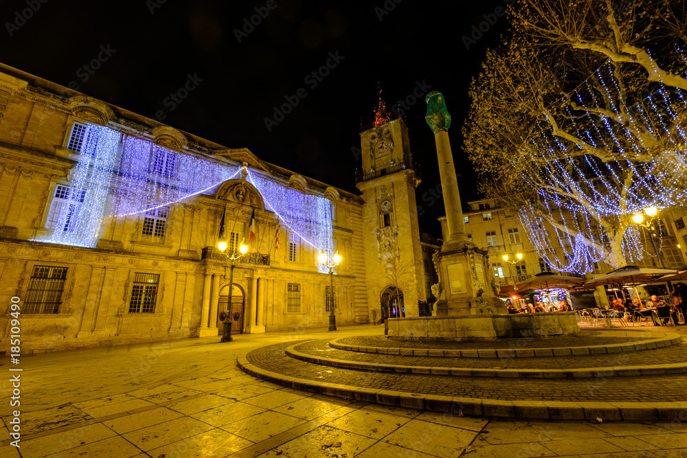 Place de la mairie, Aix-en-Provence, France, decorée pour Noël et Nouvel An.