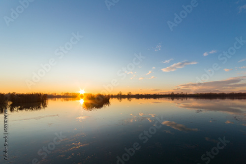 Tramonto sull'acqua