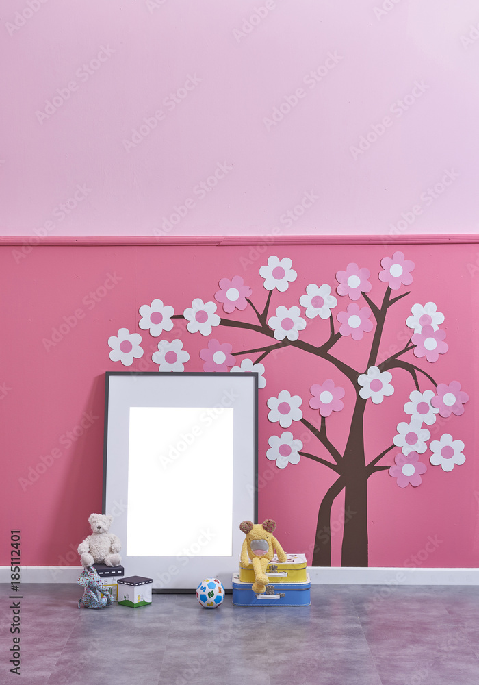 Tranh treo tường với nền màu hồng sẽ tô điểm cho không gian của bạn trở nên ấm cúng, thơ mộng hơn. Với khung trống và cây trên tường phối hợp, tạo nên một bức tranh trang trí đẹp mắt và đầy nghệ thuật.