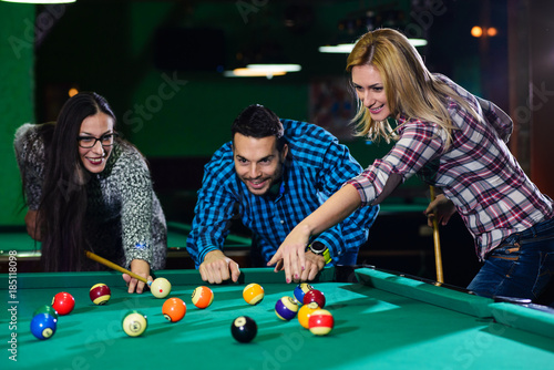 Tableau sur toile Friends,playing billard in club