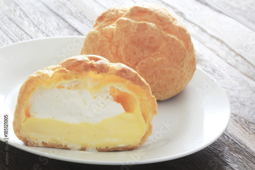 Valokuva Cream puff on a white dish
