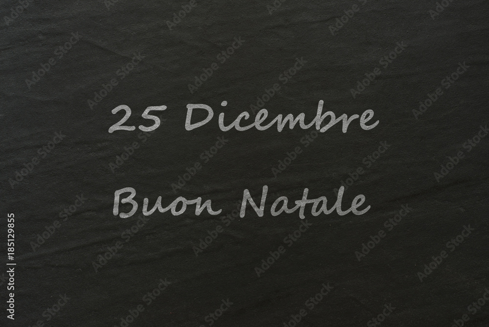 Fototapeta premium auguri di Buon Natale su sfondo ruvido e scuro simile a lavagna