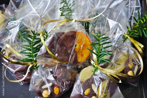 Fotografi Wrapping handmade chocolate candies in cellophane bags for the holidays