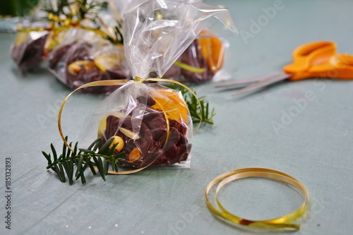 Billede på lærred Wrapping handmade chocolate candies in cellophane bags for the holidays