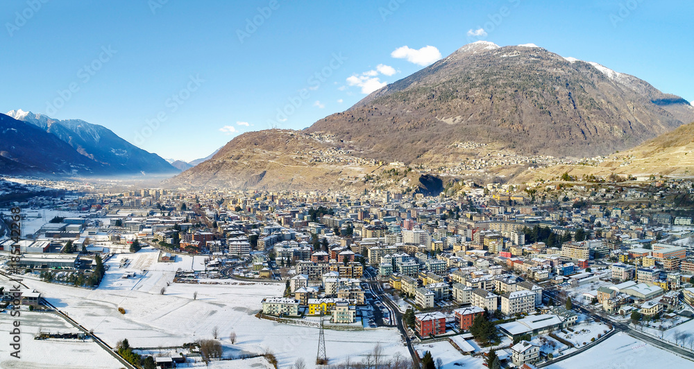 Fototapeta premium Sondrio - Valtellina (IT) - Vista aerea panoramica invernale 