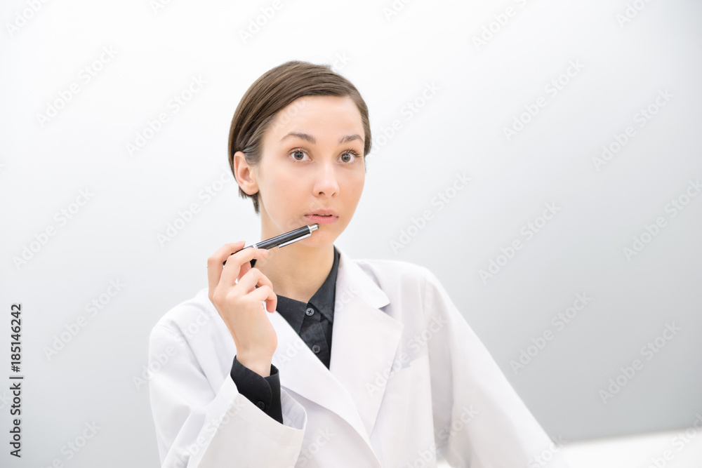 白衣の若い女性 医者 研究者 科学者イメージ Stock Photo Adobe Stock