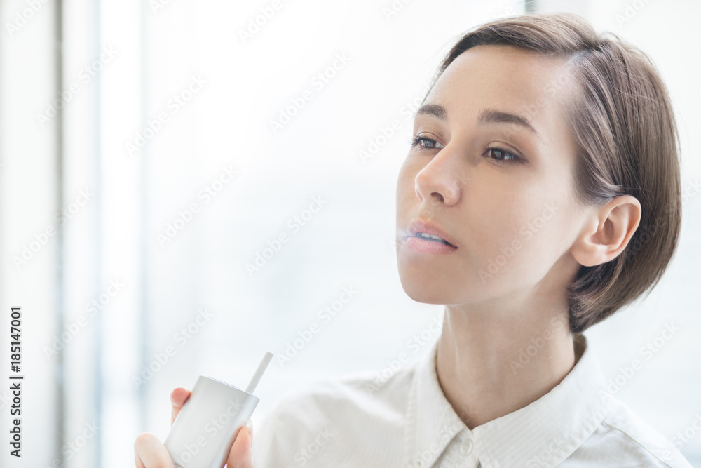 電子タバコを吸う女性 Stock Photo Adobe Stock