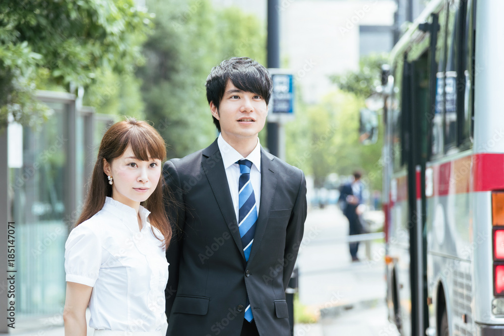 ビジネス街の男女